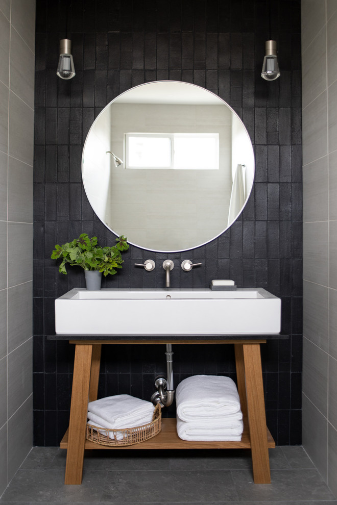 Ispirazione per una stanza da bagno padronale minimalista di medie dimensioni con piastrelle nere, pareti nere e pareti in mattoni