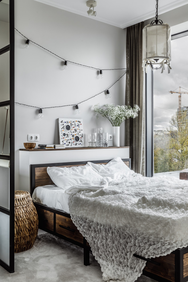 Идея дизайна: хозяйская спальня в стиле фьюжн с серыми стенами, ковровым покрытием и серым полом