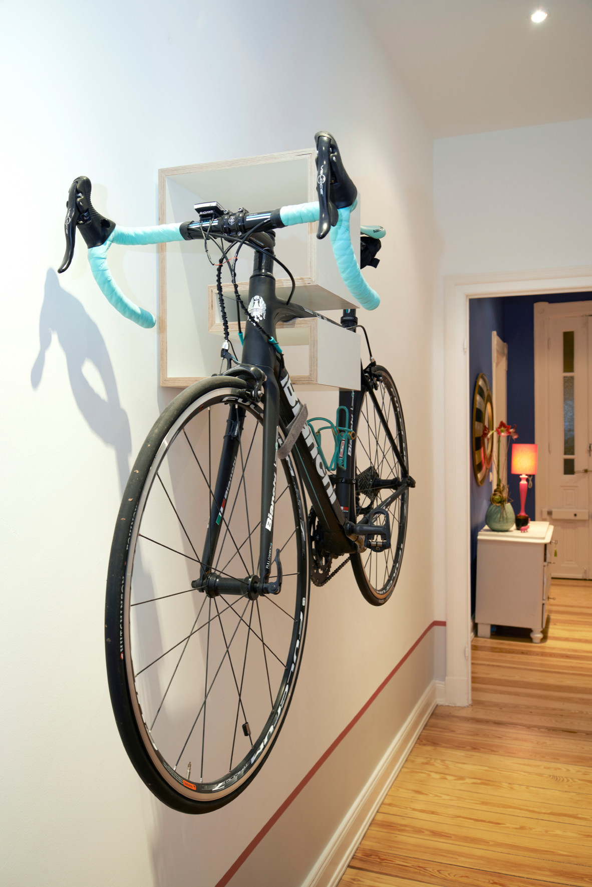 шкаф для хранения велосипеда в общем коридоре
