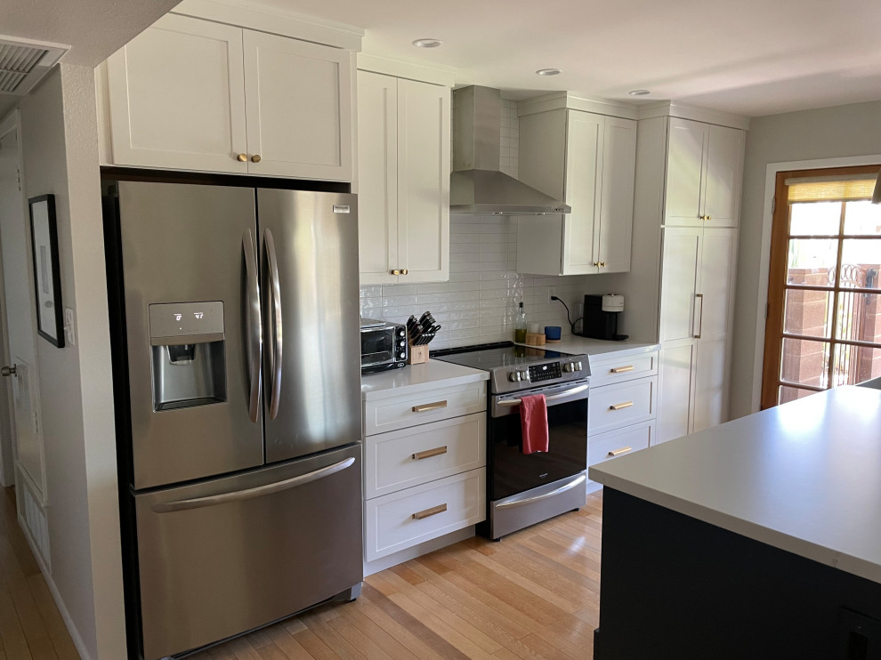 Kitchen - transitional kitchen idea in Phoenix