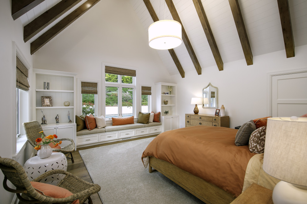 Landhaus Hauptschlafzimmer ohne Kamin mit weißer Wandfarbe, braunem Holzboden, blauem Boden, freigelegten Dachbalken und gewölbter Decke in Santa Barbara