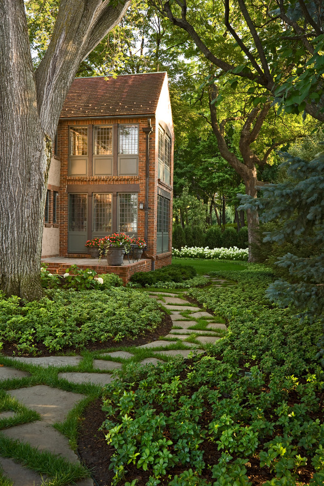 Inspiration for a traditional shaded garden in Minneapolis.