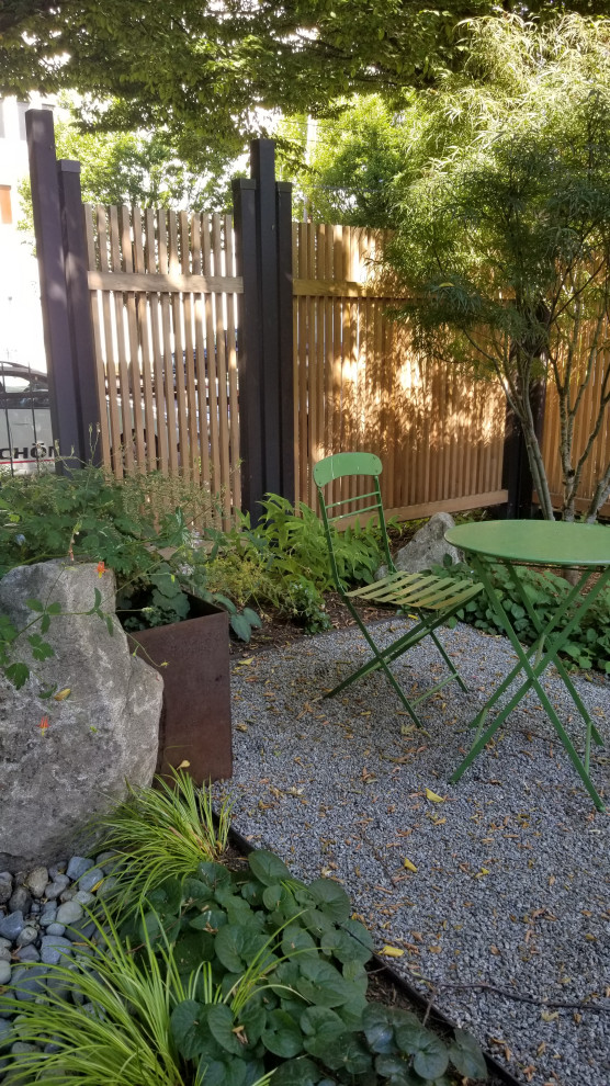 Schattiger Moderner Garten im Frühling mit Wasserspiel und Holzzaun in Seattle