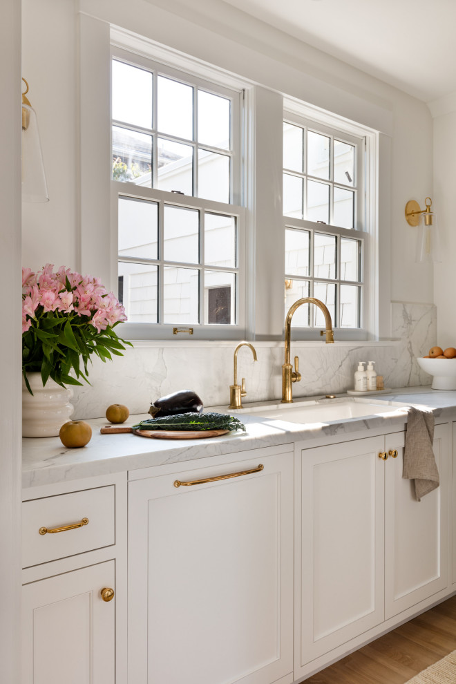 Kitchen - transitional kitchen idea in Seattle