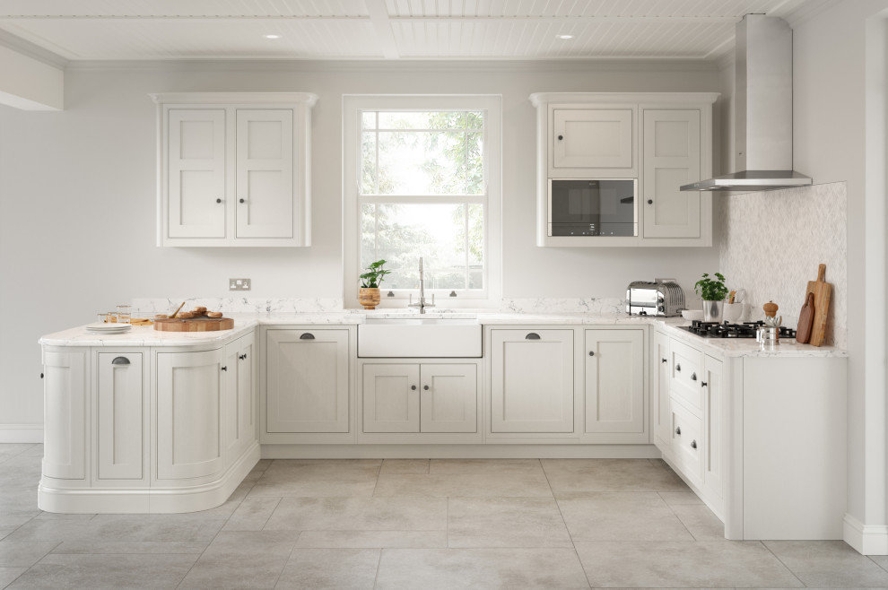 Immagine di una cucina tradizionale di medie dimensioni con lavello sottopiano, ante in stile shaker, ante in legno chiaro, top in quarzite, elettrodomestici neri, parquet chiaro e top bianco