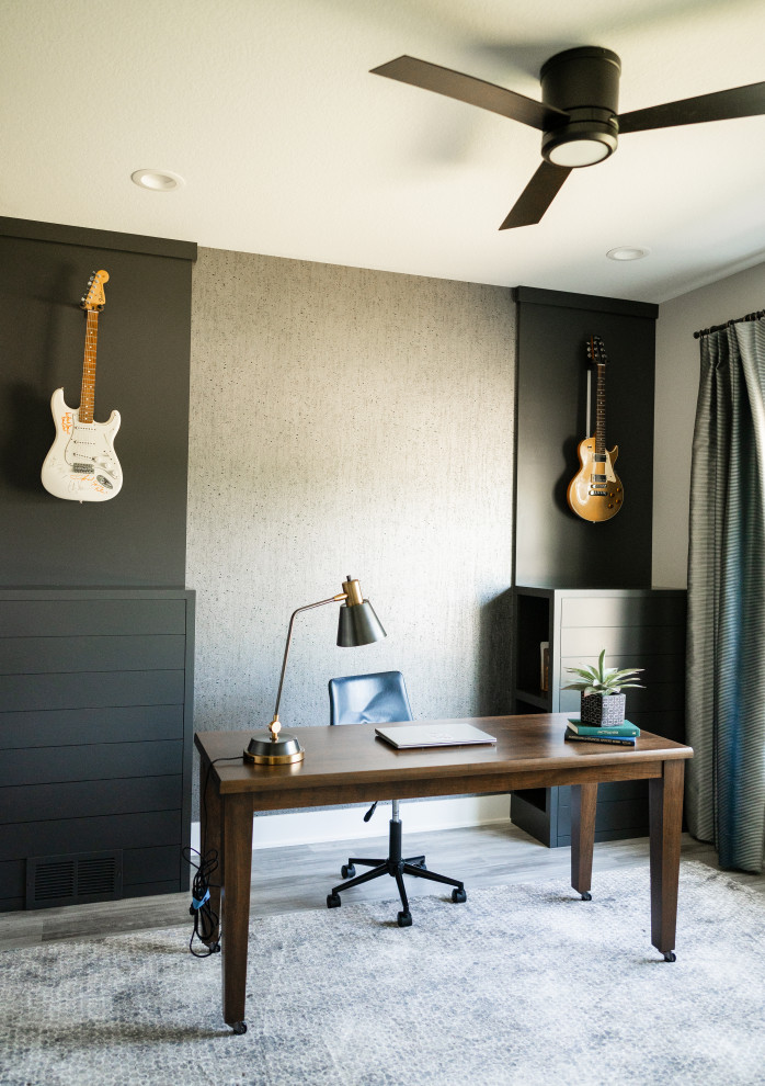 Exemple d'un bureau tendance de taille moyenne et de type studio avec un mur multicolore, un bureau indépendant, parquet clair et un sol gris.