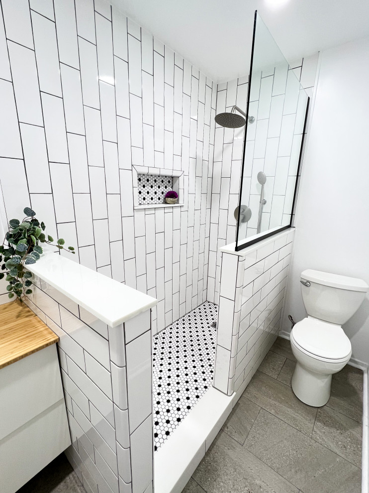 Стильный дизайн: главная ванная комната среднего размера в современном стиле с белыми фасадами, угловым душем, белой плиткой, плиткой кабанчик, серым полом, открытым душем и подвесной тумбой - последний тренд