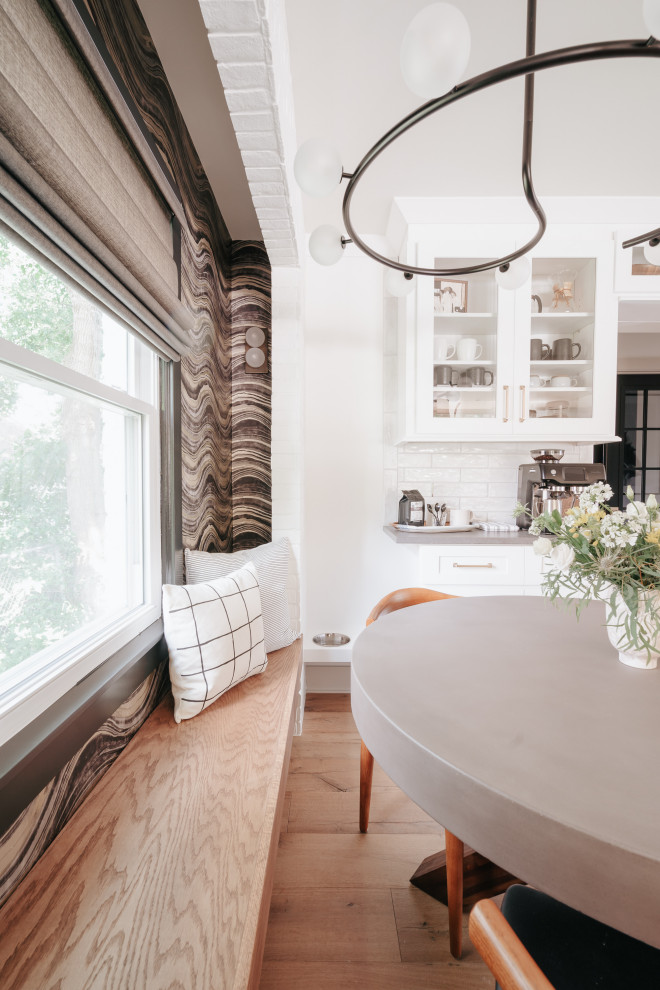 На фото: маленькая столовая в стиле модернизм с с кухонным уголком, разноцветными стенами, светлым паркетным полом, коричневым полом и кирпичными стенами для на участке и в саду с