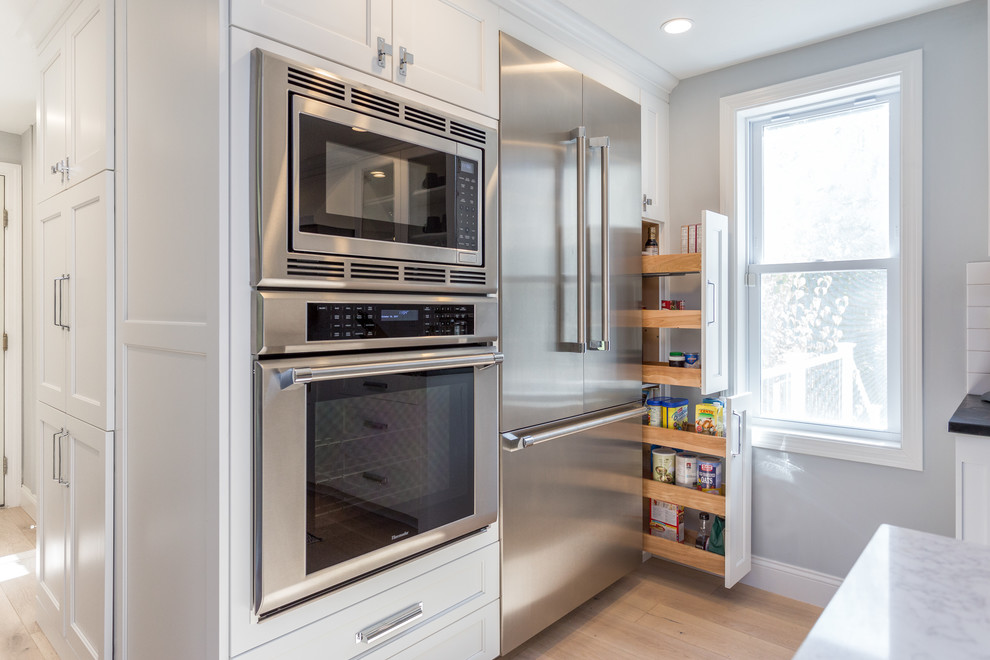 Kitchen - transitional kitchen idea in Manchester