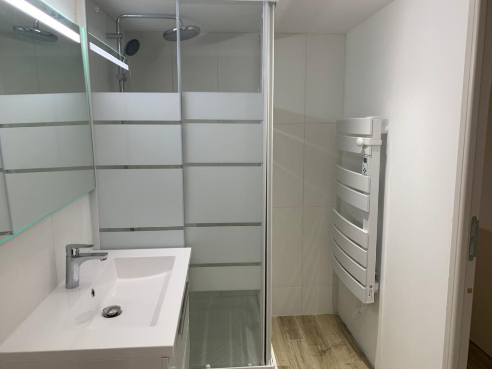 Foto di una piccola stanza da bagno con doccia moderna con doccia ad angolo, pareti bianche, pavimento con piastrelle in ceramica, lavabo a consolle, pavimento marrone, porta doccia scorrevole e un lavabo
