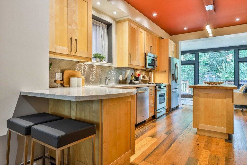 Transitional kitchen photo in Toronto