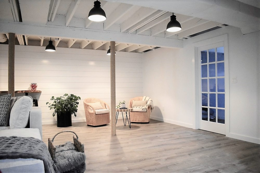 Idées déco pour un sous-sol classique avec un mur blanc, un sol en vinyl, un sol marron, poutres apparentes et du lambris de bois.