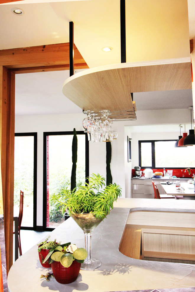 Création d'un bar sur mesure avec tablettes suspendus