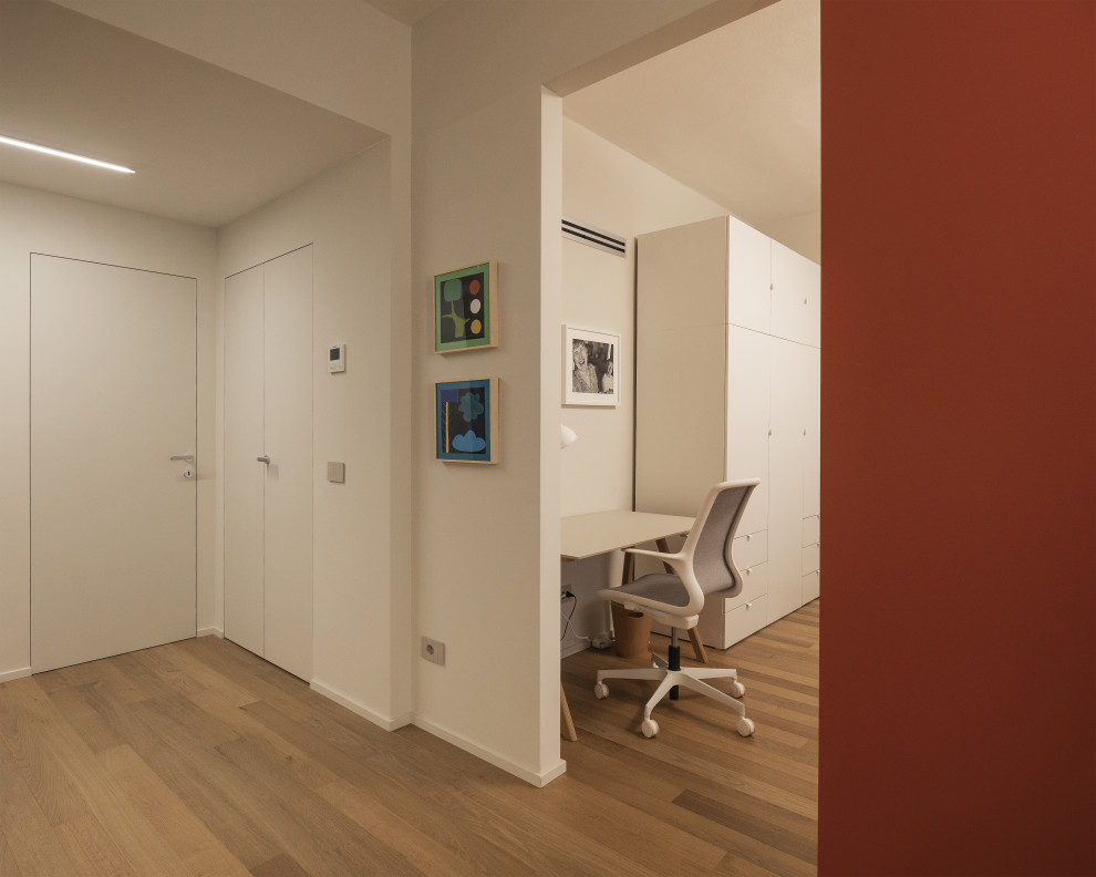 Idee per un atelier moderno di medie dimensioni con pareti beige, parquet chiaro, scrivania autoportante, pavimento marrone, soffitto ribassato e pannellatura