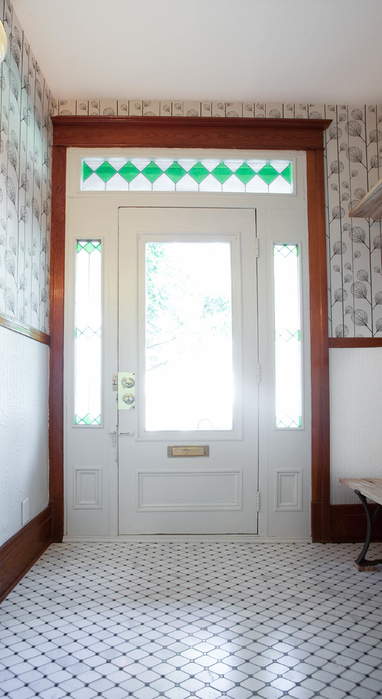 Inspiration for a transitional entryway remodel in Montreal
