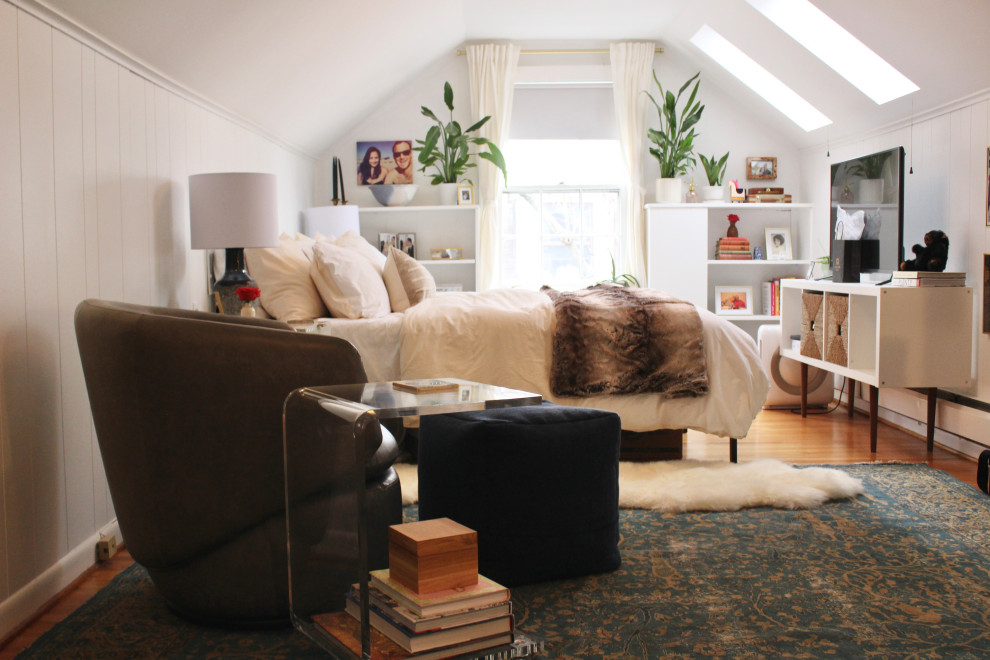 Foto de dormitorio abovedado ecléctico pequeño con paredes blancas y suelo de madera clara