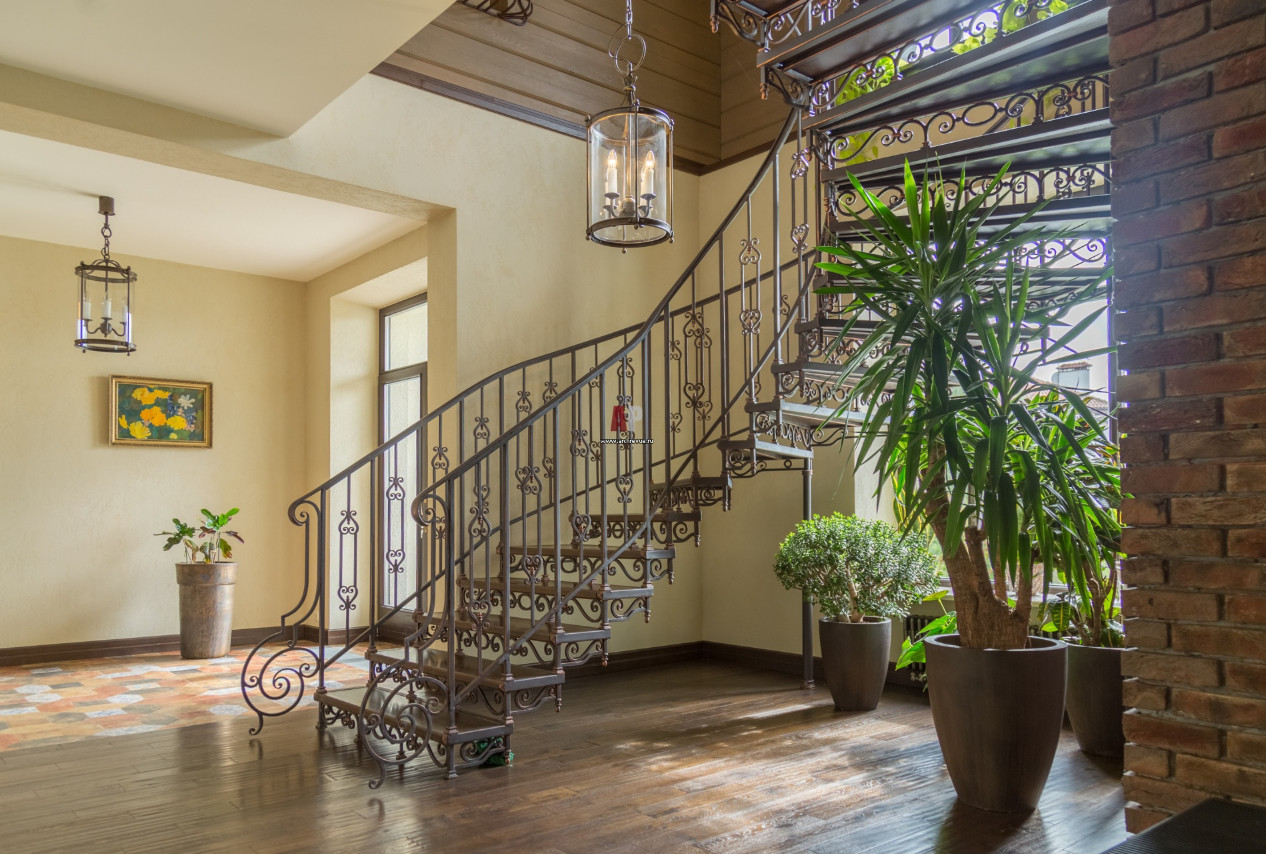 Дом на крутом склоне