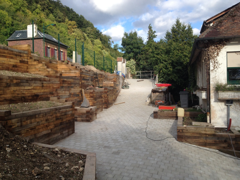 Soutènement en poutres et pavés