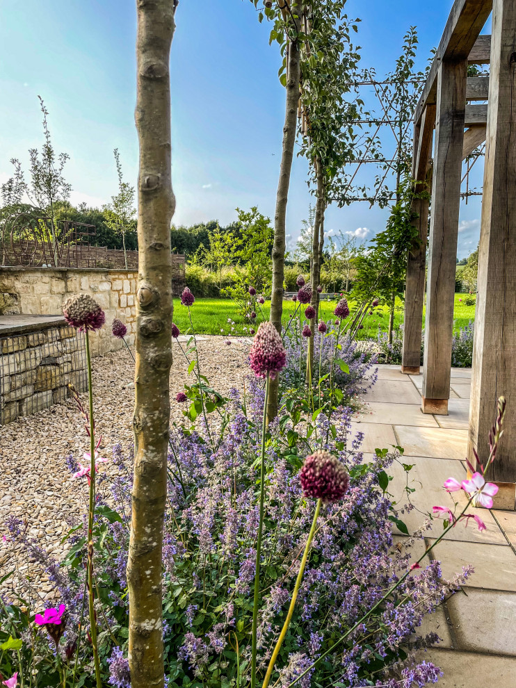 Ispirazione per un privacy in giardino country esposto in pieno sole dietro casa con pavimentazioni in pietra naturale