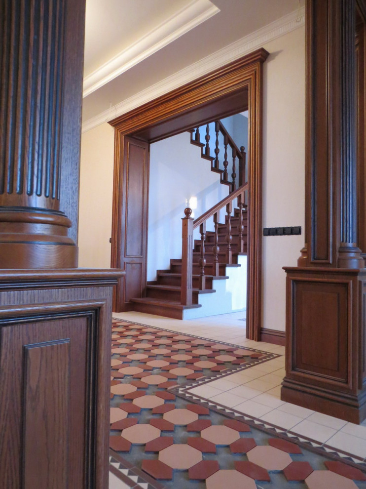 Классическая облицовка лестниц с изящными стойками