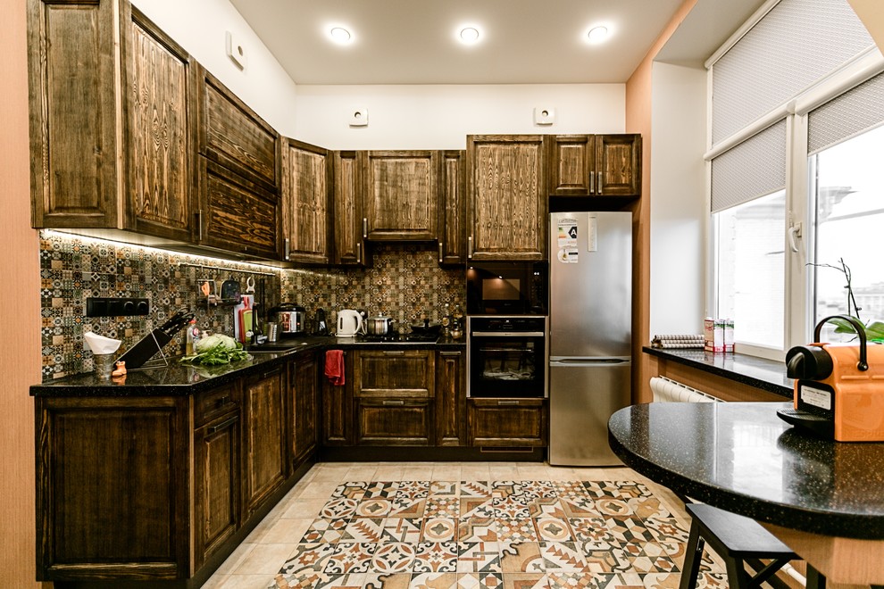 Тёмная фактурная сосна на Новочеркасском проспекте