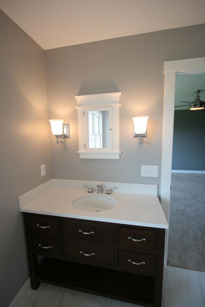 Example of a transitional bathroom design in Chicago