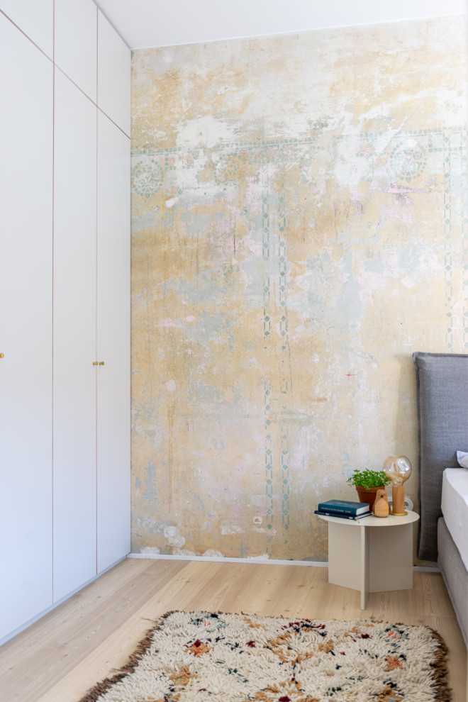 Mittelgroßes Skandinavisches Hauptschlafzimmer mit bunten Wänden und hellem Holzboden in München