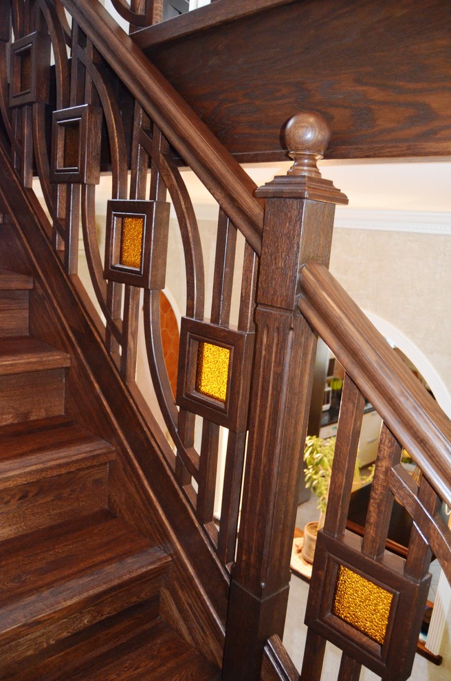 Лестница из дуба с оригинальным ограждением