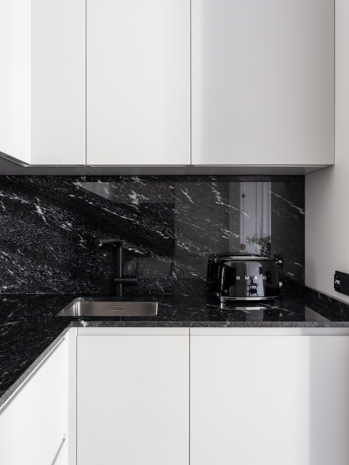 Графичный "Черно-белый" интерьер для студентки архитектурного ВУЗа