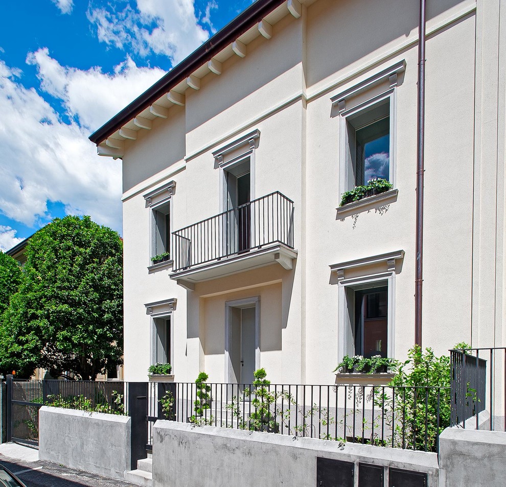 Elegant home design photo in Milan
