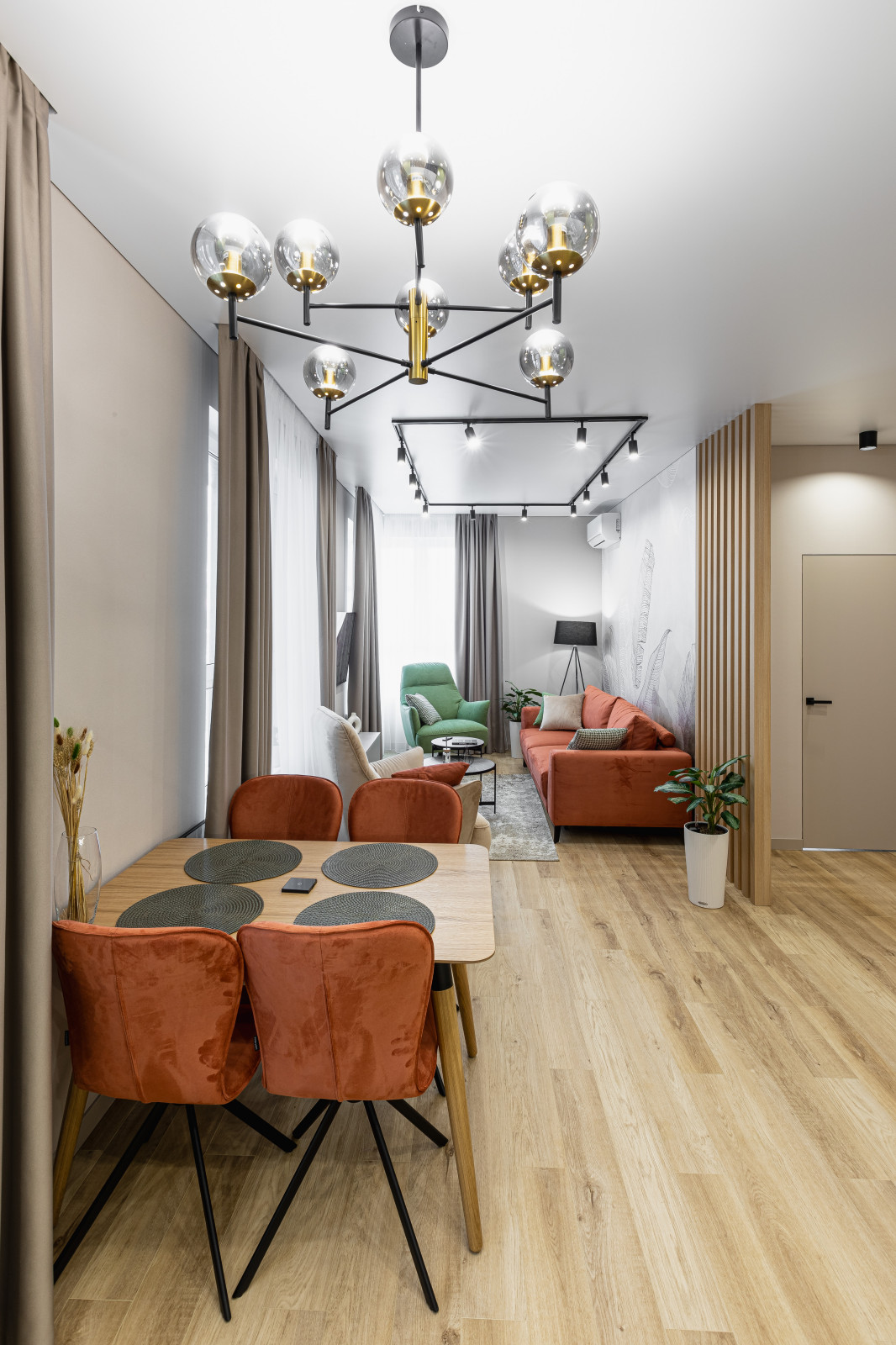 Двухкомнатная квартира в современном стиле с яркими акцентами