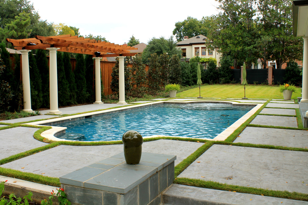 Modern inredning av en mellanstor anpassad pool längs med huset, med betongplatta