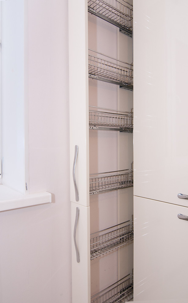 Кухня с фасадами темно-шоколадного цвета