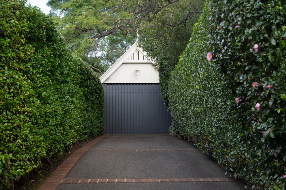 This is an example of an expansive classic garden in Sydney.