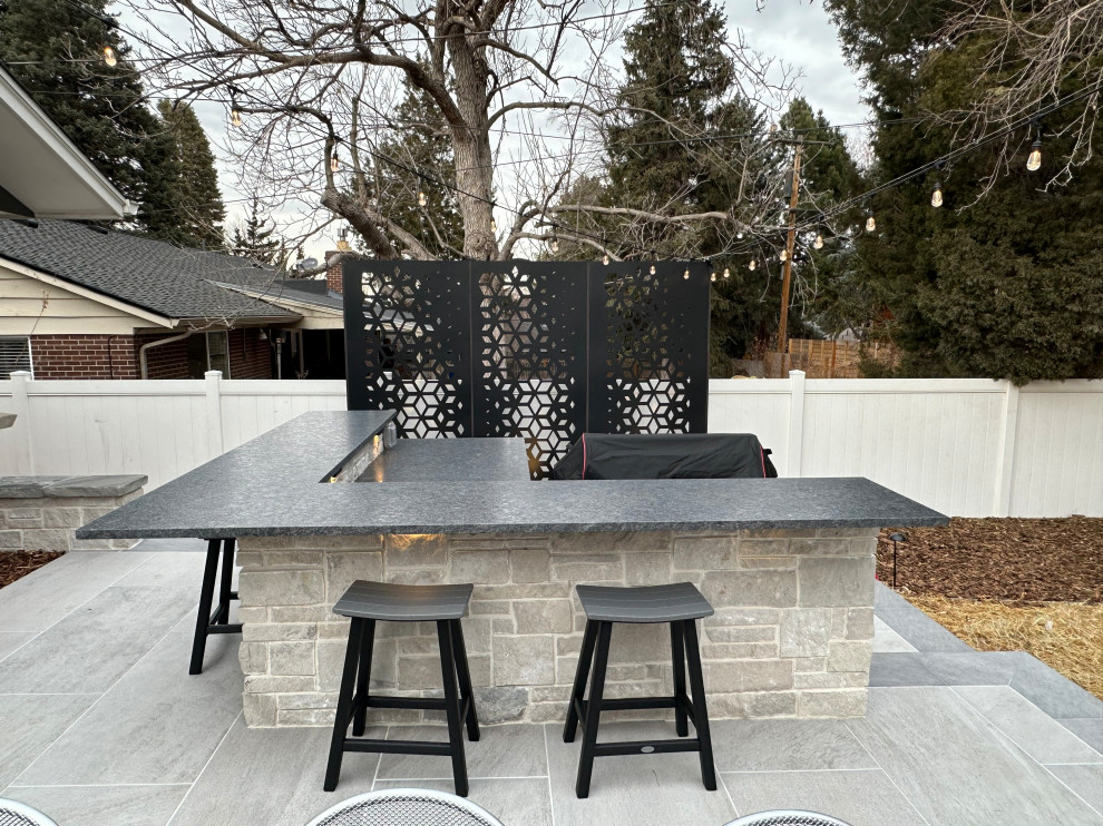 Идея дизайна: двор в стиле модернизм с летней кухней и покрытием из плитки без защиты от солнца