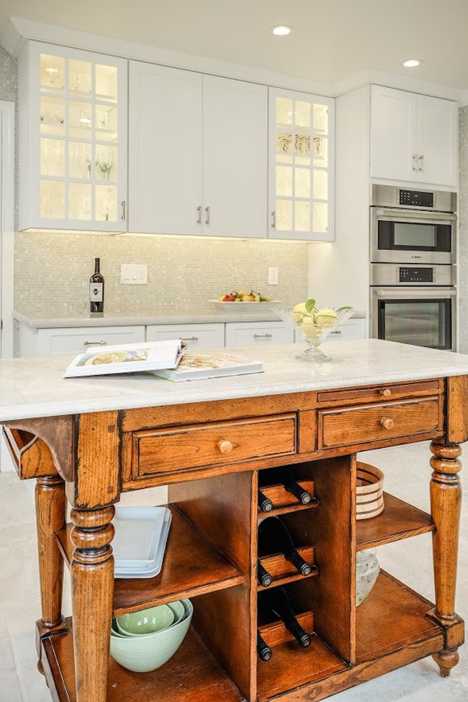 Eat-in kitchen - large transitional u-shaped limestone floor eat-in kitchen idea with shaker cabinets, white cabinets, mosaic tile backsplash, stainless steel appliances, an island, an undermount sink, marble countertops and metallic backsplash