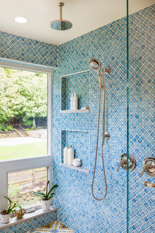 На фото: большая ванная комната в современном стиле с душевой комнатой, синей плиткой, керамогранитной плиткой, полом из цементной плитки, разноцветным полом, душем с распашными дверями и нишей с