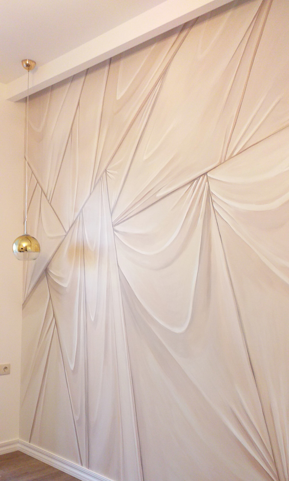 Роспись стены в изголовье кровати в спальне