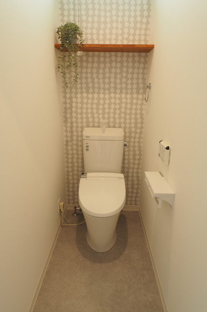 ラフにおしゃれに暮らす家 moderne-toilettes