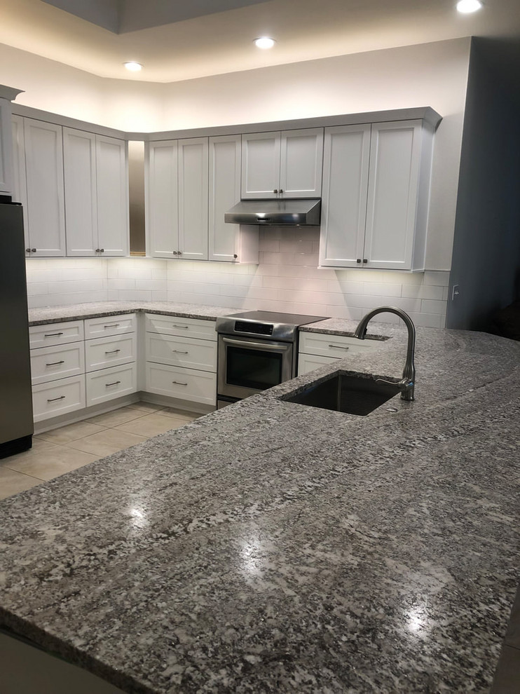 Kitchen - transitional kitchen idea in Austin