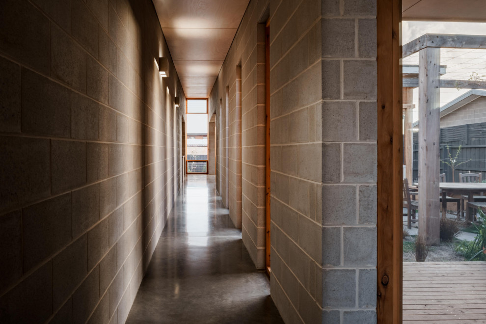 Идея дизайна: коридор среднего размера в стиле ретро с серыми стенами, бетонным полом, серым полом, потолком из вагонки и кирпичными стенами