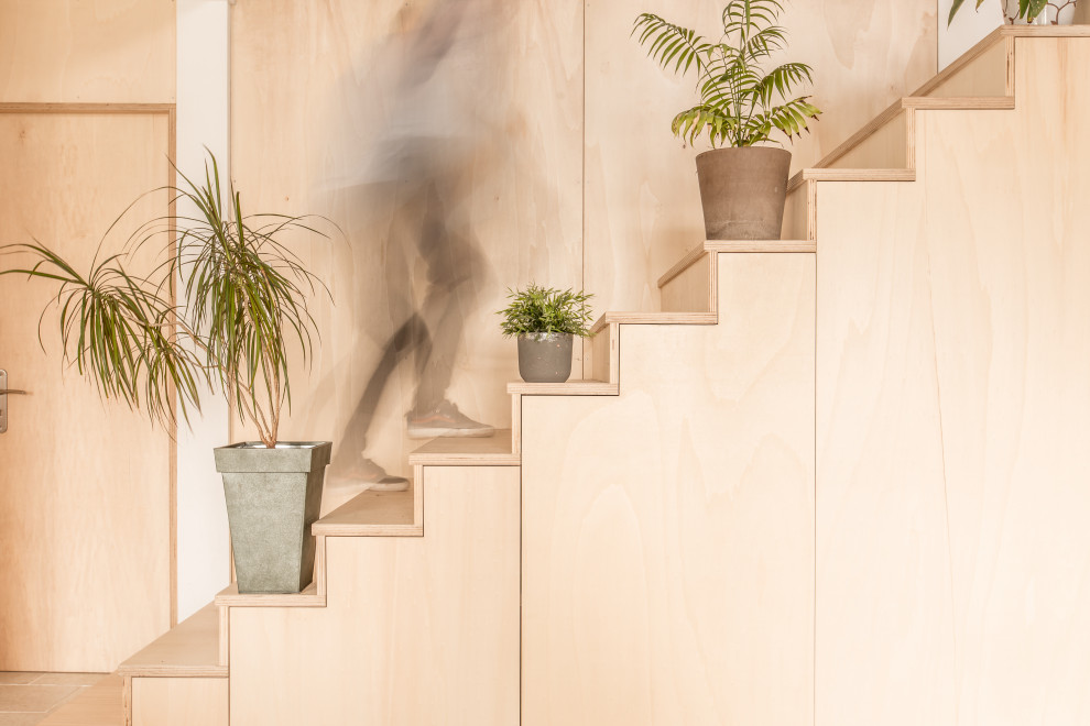 На фото: большая лестница в современном стиле с деревянными стенами с