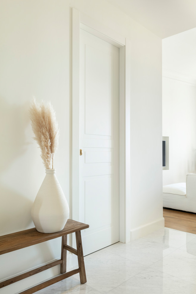 Идея дизайна: фойе в классическом стиле с белыми стенами, мраморным полом, белой входной дверью, многоуровневым потолком и двустворчатой входной дверью