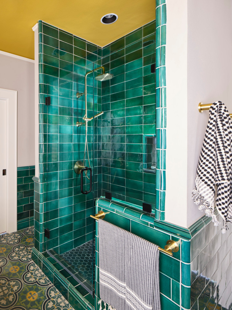 Пример оригинального дизайна: главная ванная комната в классическом стиле с фасадами в стиле шейкер, синими фасадами, отдельно стоящей ванной, зеленой плиткой, полом из цементной плитки, врезной раковиной, зеленым полом, душем с распашными дверями, черной столешницей, тумбой под две раковины и встроенной тумбой