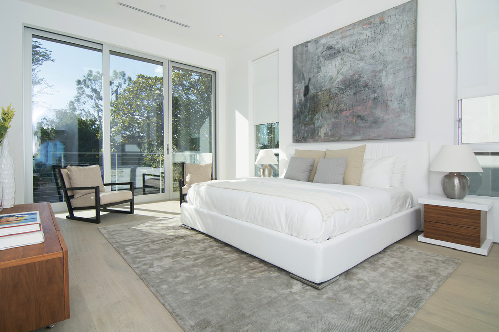 Photo of a contemporary bedroom in Los Angeles with white walls.