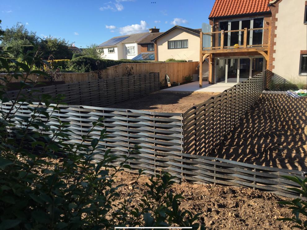 Idées déco pour un jardin contemporain avec une clôture en métal.