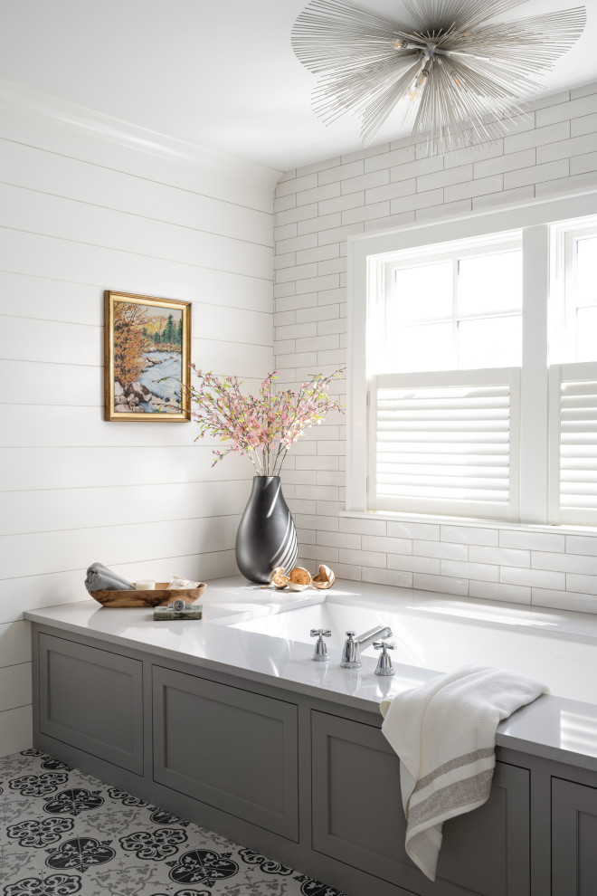 Foto di una stanza da bagno chic con vasca sottopiano, piastrelle bianche, piastrelle diamantate, pareti bianche e pavimento multicolore
