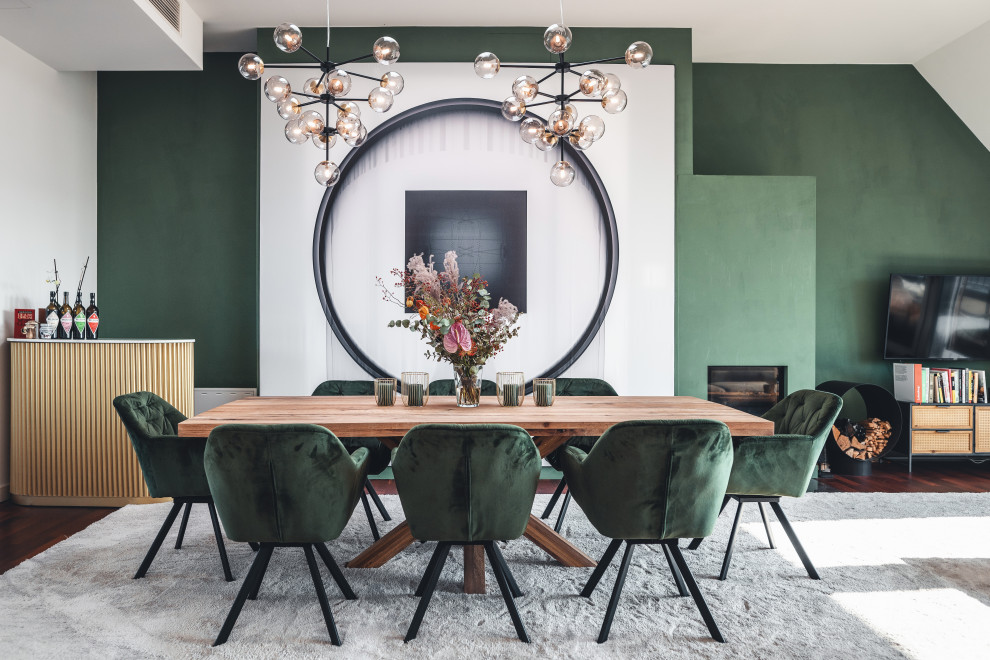 Réalisation d'une très grande salle à manger ouverte sur le salon minimaliste avec un mur vert, moquette, un poêle à bois, un manteau de cheminée en plâtre, un sol beige, un plafond décaissé et du lambris.