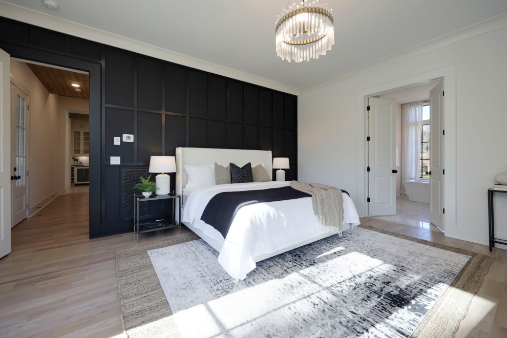 Идея дизайна: большая хозяйская спальня в современном стиле с черными стенами, светлым паркетным полом, коричневым полом и деревянными стенами без камина