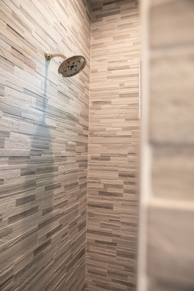 На фото: большая главная ванная комната в стиле кантри с душем в нише, белыми стенами, полом из мозаичной плитки, серым полом и открытым душем